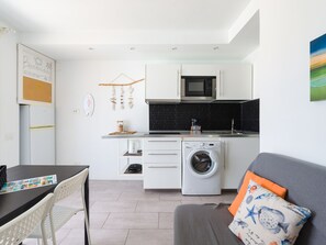 Refrigerador, microondas, cafetera y tetera y tostadora 