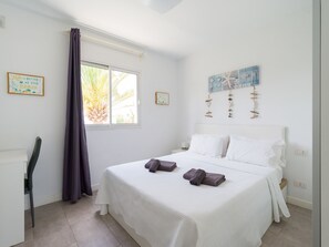 1 habitación, tabla de planchar con plancha y cuna de viaje 