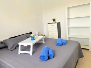 1 habitación, tabla de planchar con plancha y cuna de viaje 