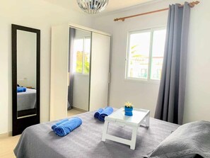 1 dormitorio, tabla de planchar con plancha, cuna de viaje y wifi gratis