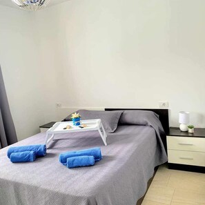 1 chambre, fer et planche à repasser, lit de bébé portatif