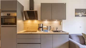Kühlschrank, Ofen, Geschirrspüler, Kochgeschirr/Geschirr/Besteck