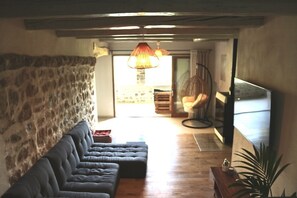 Älytelevisio, takka, kirjoja