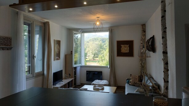 Una sala de estar acogedora con chimenea, sofá y televisor.