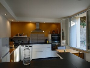 Een koelkast, een microgolfoven, een oven, een kookplaat