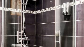 Douche, sĂšche-cheveux, serviettes fournies, papier toilette