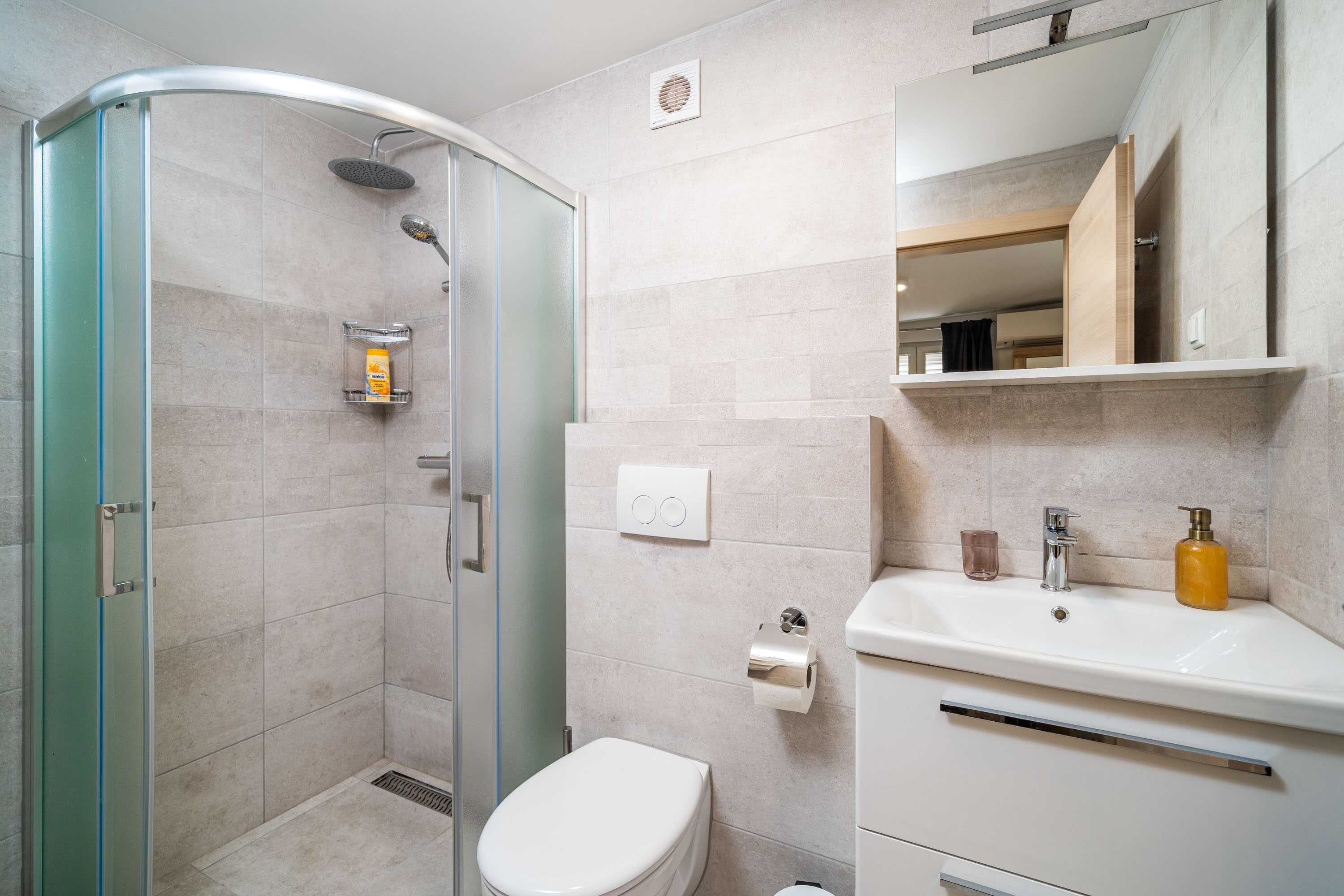 Tweepersoonskamer (Superior Double Room with Balcony) | Badkamer | Een douche, handdoeken