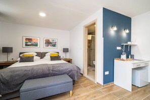 Double Room (Superior Double Room with Balcony) | Living room | TV - Argenta Rooms (Dubrovnik)