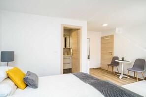 Phòng đôi (Superior Double Room with Balcony) | 2 phòng ngủ 