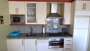 Een koelkast, een magnetron, een oven, een kookplaat