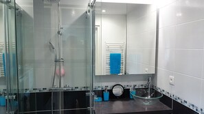 Douche, séchoir à cheveux, serviettes fournies, savon
