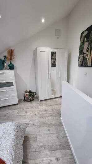 2 makuuhuonetta, työpöytä, vauvan matkasänky, ilmainen Wi-Fi