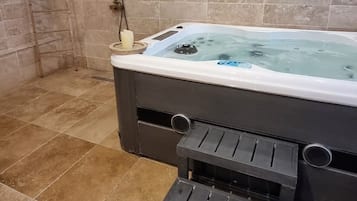 Een douche, een haardroger, handdoeken, zeep