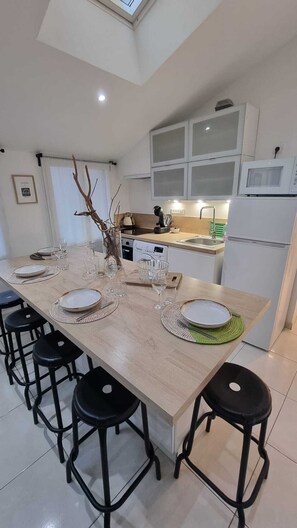 Frigorifero, microonde, forno, piano cottura