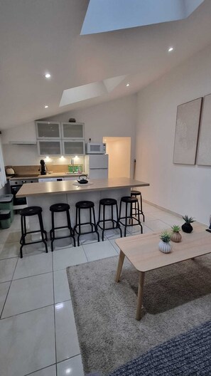 Jääkaappi, mikroaaltouuni, uuni, liesi