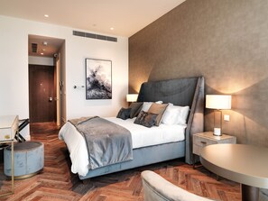 Ropa de cama de alta calidad y caja de seguridad en la habitación 