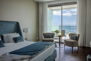 Ropa de cama de alta calidad y caja de seguridad en la habitación 