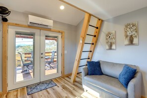 TV - Pet-Friendly Studio w/ Hot Tub & Views in Marshall (Marshall)