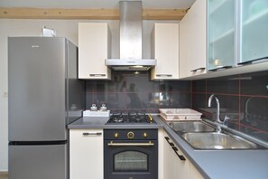 Kühlschrank, Mikrowelle, Ofen, Herdplatte