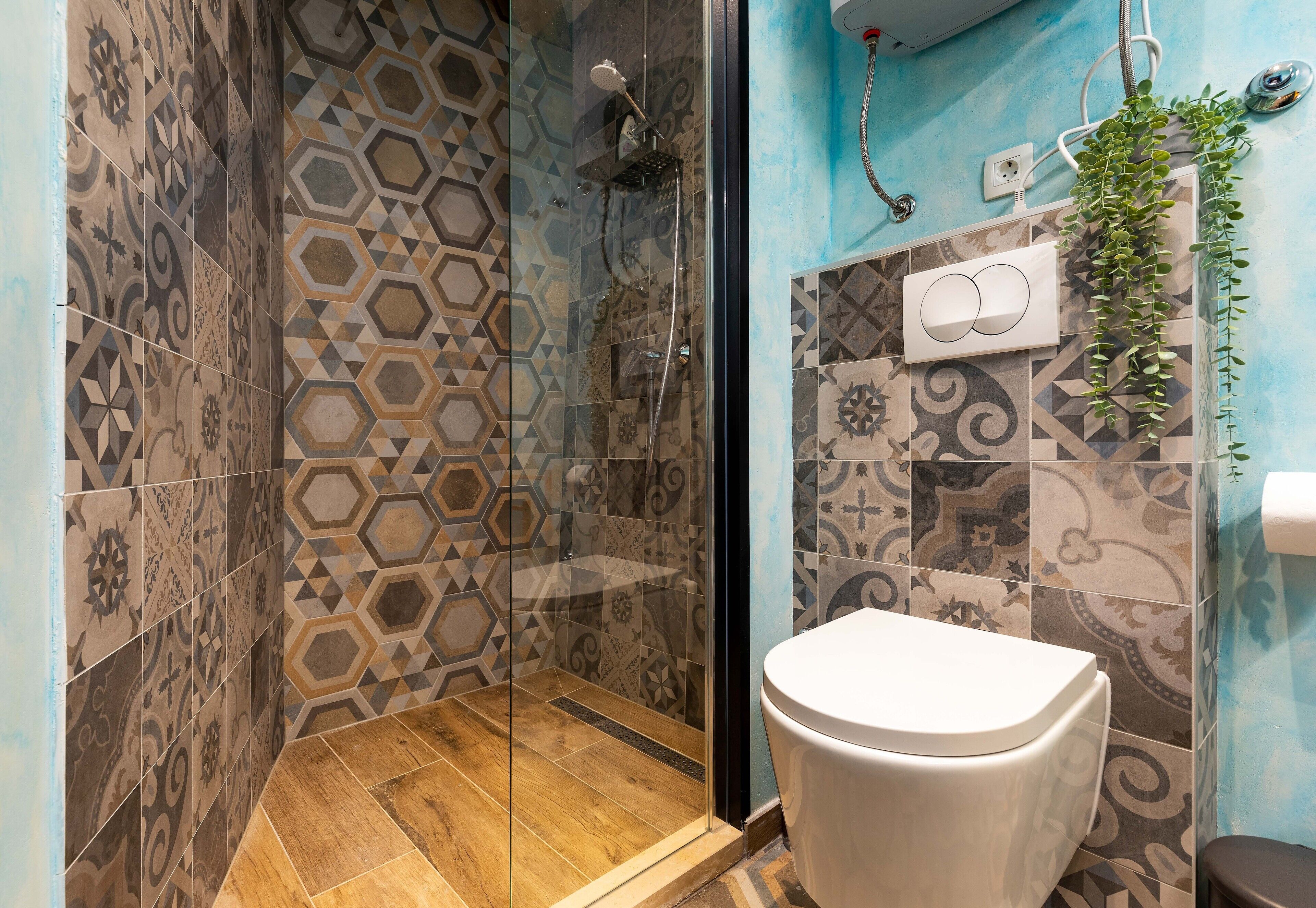 Appartement | Badkamer | Een douche, een haardroger, handdoeken, zeep