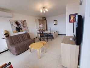 TV - Studio in Balaruc-les-Bains with air conditioning and pets allowed (Balaruc-les-Bains)