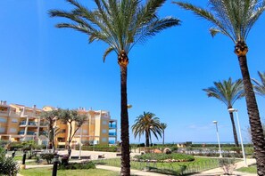 المنطقة المحيطة بالمنشأة