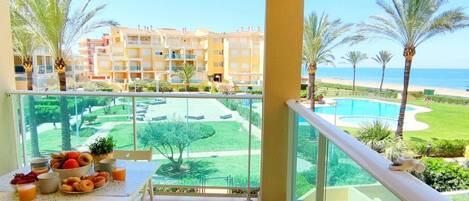 屋外ダイニングエリア