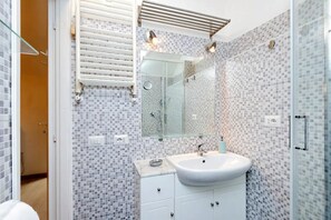 Dusche, Haartrockner, Handtücher, Seife