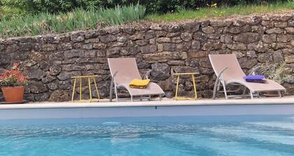 Chambre double familiale B&B â
piscine et spa â
WIFI â
vue sur jardin