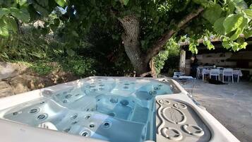 Bain à remous extérieur