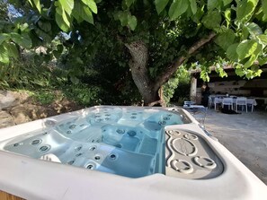 Outdoor spa tub