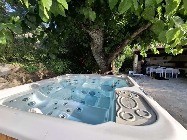 Outdoor spa tub