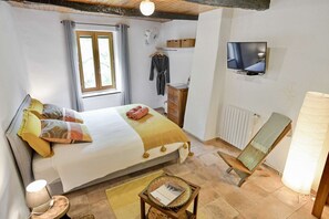 2 bedrooms, WiFi, bed sheets