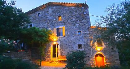 â
Suite B&B 2 chambres â
WIFI et TV connectĂ©e â
piscine et spa â
petit déjeuner inclus