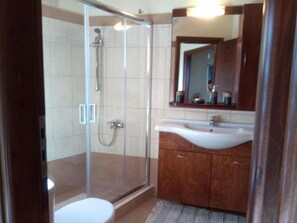 Apartment | Bathroom | Hair dryer, towels, toilet paper