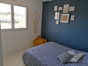 4 chambres, fer et planche à repasser, lit de bébé portatif
