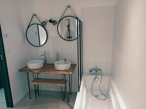 Ensemble douche/baignoire, sĂšche-cheveux, serviettes fournies