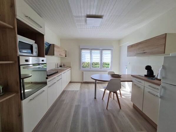 Refrigerador, microondas, lavavajillas, silla alta para bebés