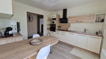 Frigorífico, microondas, lavavajillas y trona infantil