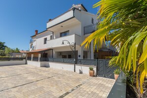 Exterior - 250m from the beach, modern, air-conditioned, 2 persons (Porec)