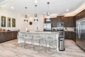 Fridge, oven, stovetop, dishwasher - Utopic Home with Themed Rooms, Game and Media room and Waterpark & Resort. (Reunion)