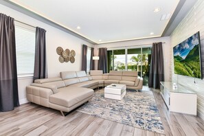 Smart TV - Utopic Home with Themed Rooms, Game and Media room and Waterpark & Resort. (Reunion)