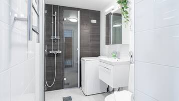 Deluxe Apartment | Bathroom | Shower, hair dryer, bidet, towels