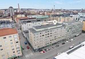 Un hotel a più piani con tetto piatto, situato in una zona urbana con altri edifici nelle vicinanze.
