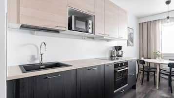 Deluxe Apartment | Private kitchen | Full-size fridge, microwave, oven, stovetop
