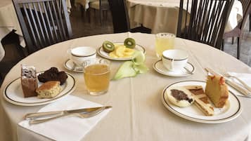Daily continental breakfast (EUR 10 per person)