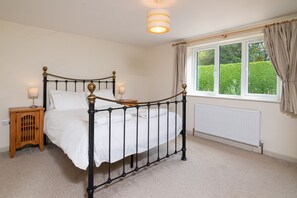 3 dormitorios, tabla de planchar con plancha, cuna de viaje