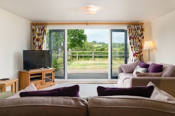 Smart TV - Edward's Cottage - Beautiful Family Property in Rural Hampshire (Petersfield)