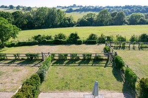 Property grounds - Edward's Cottage - Beautiful Family Property in Rural Hampshire (Petersfield)