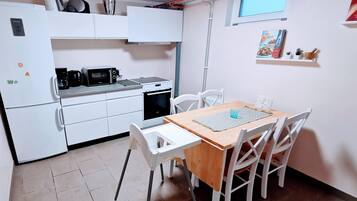 Køleskab, mikrobølgeovn, ovn, kogeplade